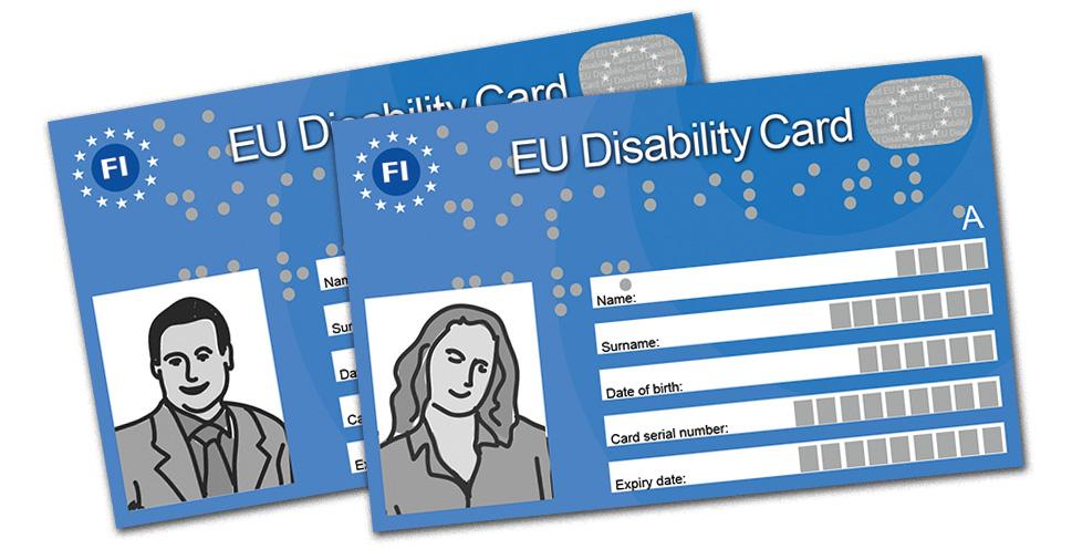 Kaksi esimerkkikuvaa EU:n vammaiskortista, toinen miehen ja toinen naisen kuvalla. Kortti on sininen, siinä lukee isolla "EU Disability Card" ja sen alla lukee sama otsikko pistekirjoituksella.