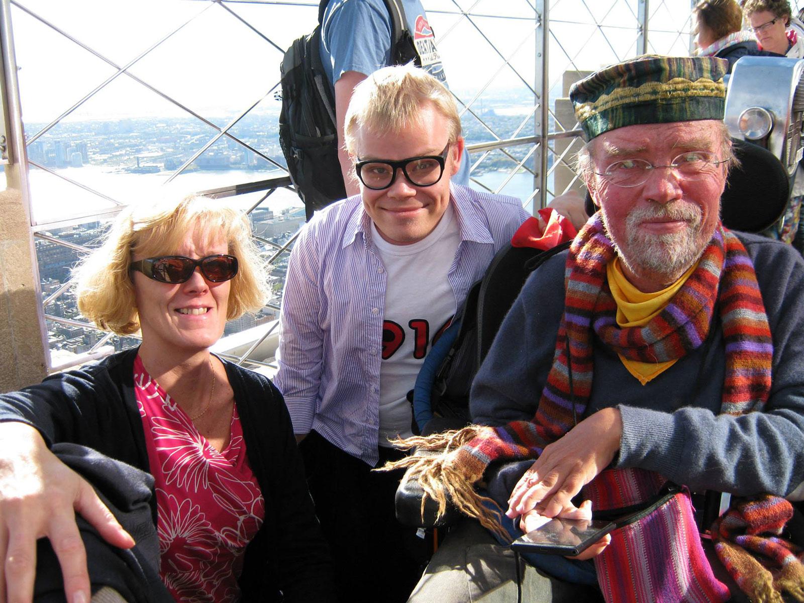 Valokuva Empire State Buildingin näköalatasanteelta. Kuvassa poseeraavat kameralle vierekkäin Marjo Heinonen, Tuomas Tuure ja Kalle Könkkölä.
