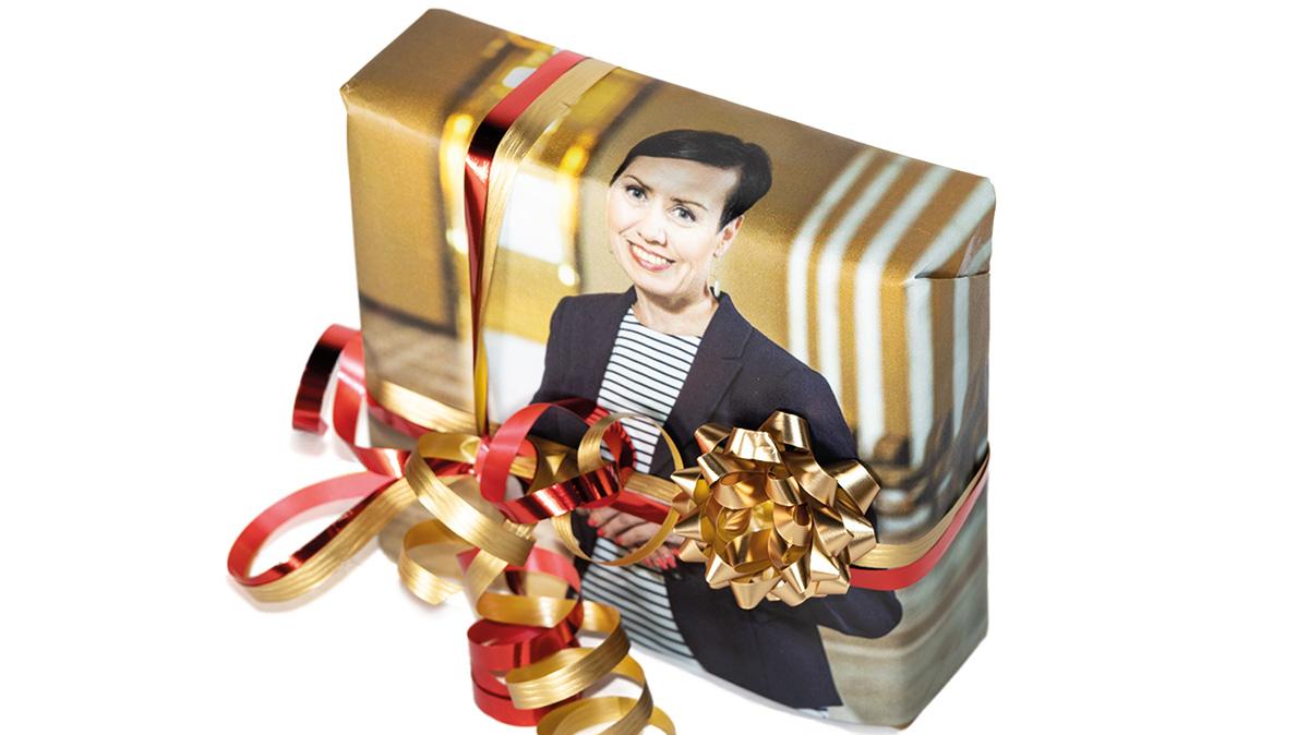 Valokuva joululahjapaketista, jonka käärepaperina on käytetty Maarit Feldt-Rannan valokuvaa.