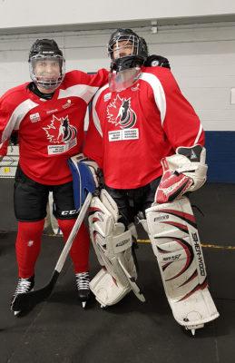 Antti Latikka ja Markus Tihumäki punaisissa Canadian Blind Hockey -näkövammaiskiekkoasuissa pukuhuoneessa.