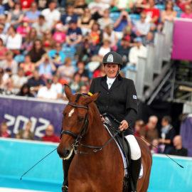 Katja Karjalainen ja Rosie-hevonen kuvattuna kisasuorituksensa aikana Lontoon paralympialaissa 2012.