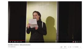 Kuvakaappaus YouTubesta Näkövammaisteatterin esityksestä Bussillinen mystikoita. Kasper Oja lukee kirjettä.