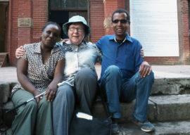 Desta Gadissa, Walle Dessie ja Eija-Liisa Markkula istuvat Etiopian näkövammaisjärjestön portailla.