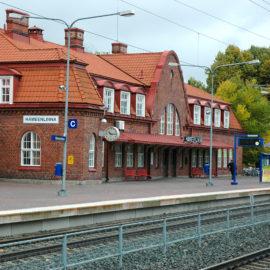Hämeenlinnan punatiilinen rautatieasema.