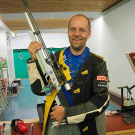 Timo Nyström ase kädessään.