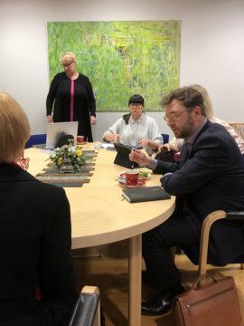 Iiriksen takkahuoneen pöydän ääressä mm. Timo Harakka, työllisyyspäällikkö Taru Tammi, puheenjohtaja Sari Loijas.