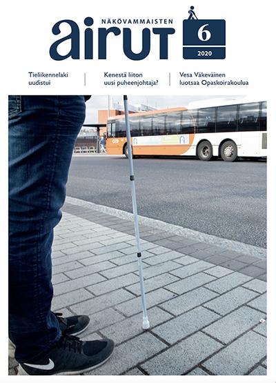 Airut 6:n kansi, jossa näkövammainen seisoo bussipysäkillä. Kuvassa näkyvät jalat ja valkoinen keppi. Bussi taustalla.