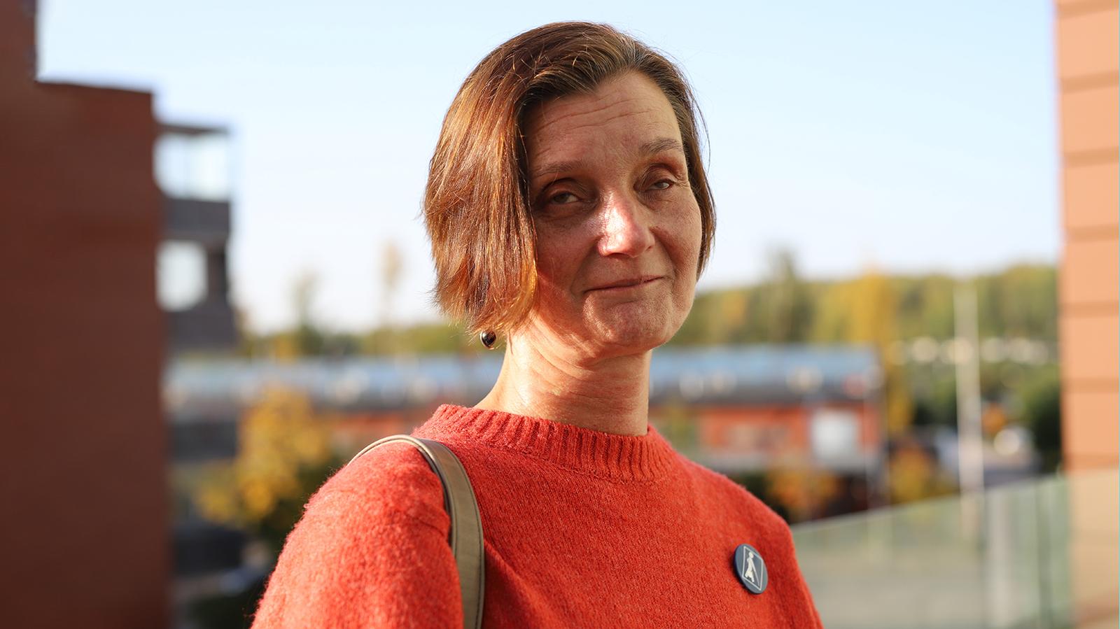 Anneli Iltanen näkövammaismerkki rinnassaan.