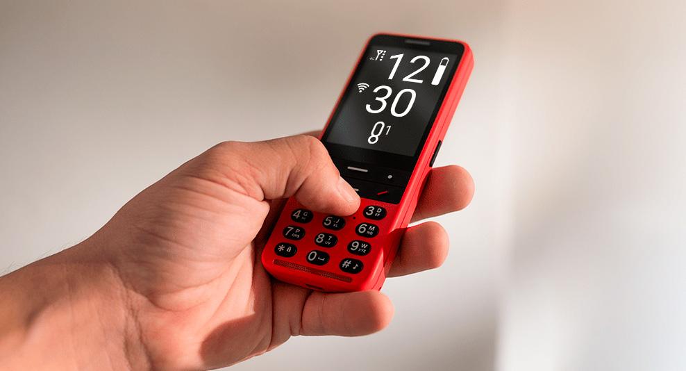 Punainen kännykkä, jonka mustalla näytöllä isoja valkoisia numeroita.