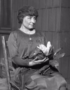 Mustavalkoinen kuva Helen Kelleristä.